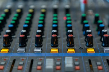 Sarı-gri açma-kapama düğmesi ve anahtar kontrol panelinde siyah-kırmızı düğme. Müzik seti, Teknoloji