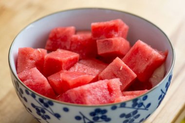 Karpuz (Citrullus lanatus) meyve küplerinin mavi ve beyaz bir kasede üst görüntüsü