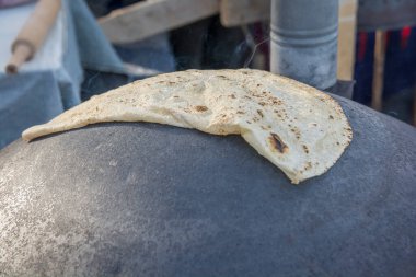 Geleneksel Dürzü Pita ekmeği, Saj veya Tava 'da pişirilmiş, açık ateşte.