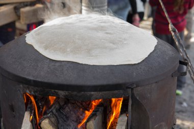 Geleneksel Dürzü Pita ekmeği, Saj veya Tava 'da pişirilmiş, açık ateşte.