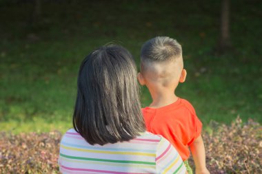 Asyalı anne ve çocuk, dört gözle bekliyor.