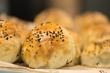 Kuzu eti, soğan, susam ve nigella ile doldurulmuş Bukharian (Özbek) geleneksel hamur işleri