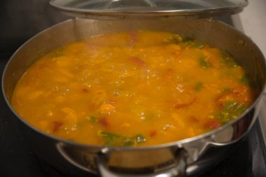 Geleneksel bir Kuzey Afrika çorbası olan Chraime 'nin haşlama tenceresi, balık ve sebzeli, çoğunlukla tereyağlı ve sobada pişirilmiş..