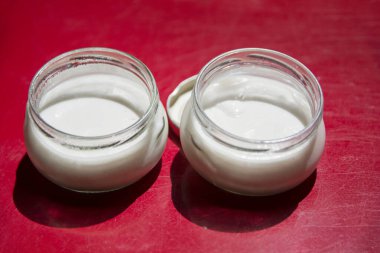 İki bardak ev yapımı Muhallebi, geleneksel bir sütlü puding, aslen Türkiye 'den, süt ve mısır çiçeğinden yapılmış.