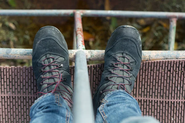 Vista Superior Desde Ángulo Alto Las Botas Oscuras Senderismo Hombre —  Fotos de Stock