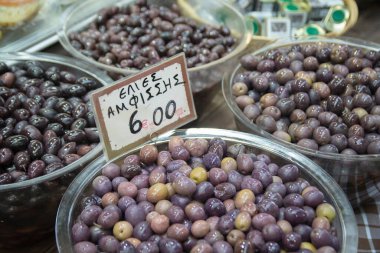 Yunanistan 'ın Selanik kentindeki bir pazarda satılık zeytinler (Yunanca: 
