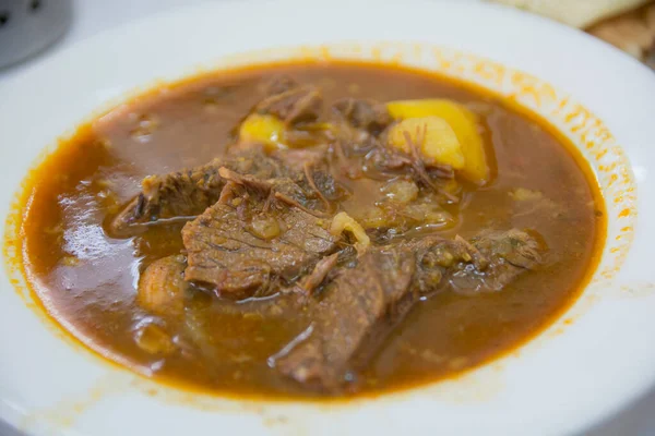 Sopa Carne Tradicional Iemenita Servida Uma Tigela Branca — Fotografia de Stock