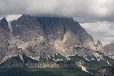 Büyük Dağ bir bulutun arkasında saklanıyor, İtalya 'nın dolomiti.