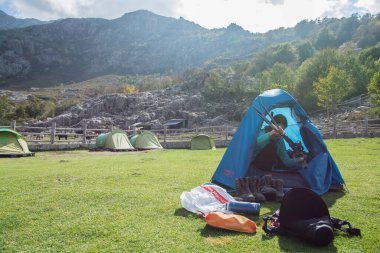 Yürüyüş rutini: Bir kadın kamp alanında çadırını kuruyor