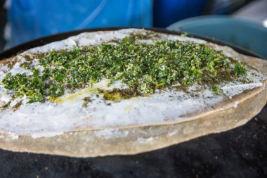 Geleneksel Dürzü Pita ekmeği, metal bir Saj veya Tava üzerinde pişirilmiş, 