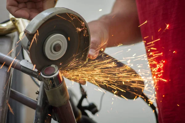 Tăierea Unei Biciclete Lock Folosind Ferăstrău Circular Disc — Fotografie, imagine de stoc