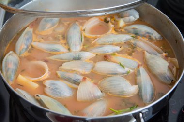 Haşlanmış soğan, pirinç ve sebzeyle doldurulmuş, tencerede pişirilmiş.