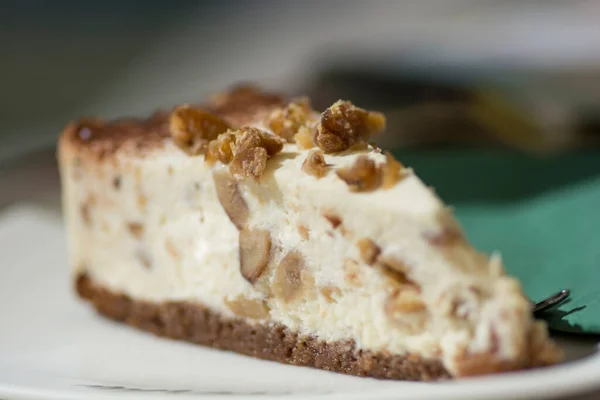 Een Plakje Ricotta Kaastaart Met Kastanjes — Stockfoto