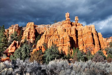 Manzara renkli kumtaşı oluşumların Red Canyon, Utah, ABD kayalarda Hudu yakınındaki
