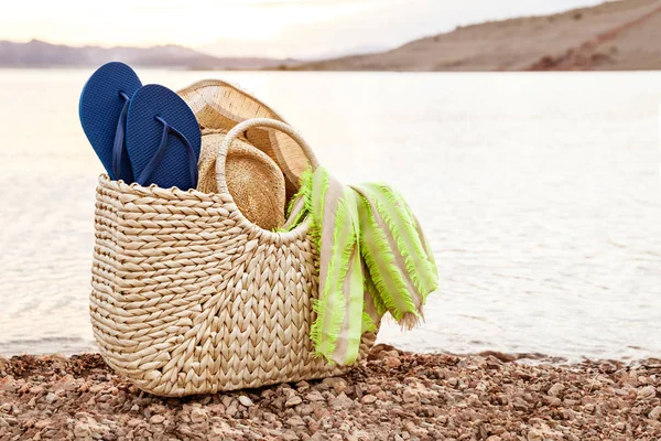 Strandtas Met Slippers Hoed Voor Zomervakantie Oever Van Het Meer — Stockfoto