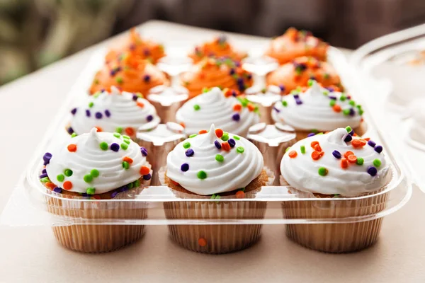 Mini Cupcakes Met Vanille Crème Een Kunststof Doos Selectieve Aandacht — Stockfoto
