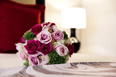 Yatakta gül güzel ihale düğün buketi Closeup