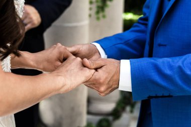 Gelin ve damat düğün günü ellerini holoding