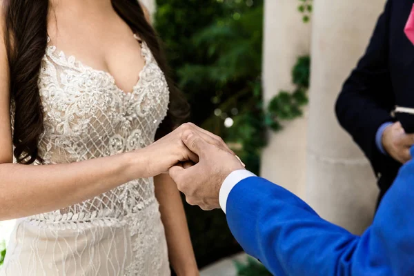 Marié tenant la main de la mariée le jour de la cérémonie de mariage — Photo