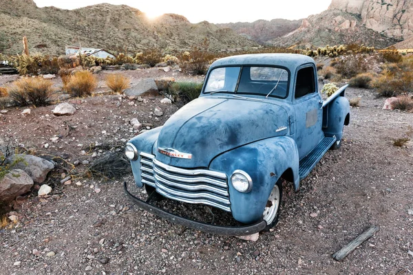 Chevrolet Vintage azul no deserto de Nevada, EUA — Fotografia de Stock