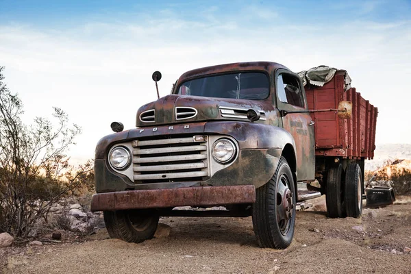 Ford vintage no deserto de Nevada, EUA — Fotografia de Stock