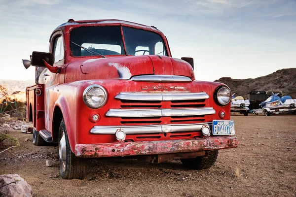 Red Vintage Dodge no deserto do sul de Nevada, Nelson Ghost Tow — Fotografia de Stock