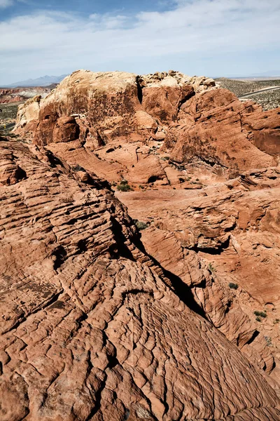 Paisaje escénico de formaciones rocosas marrones en el desierto de Nevada, U — Foto de Stock