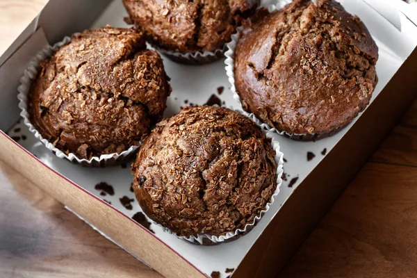 Taze bir kağıt kutusunda pişmiş çikolatalı muffins üst görünümü 