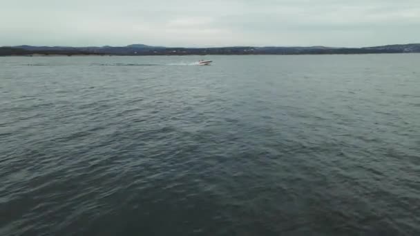 Vuelo Rápido Barco Sobre Agua Imágenes — Vídeos de Stock