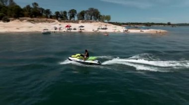 4K. Kadın jet ski ile gölün üzerinden koşuyor. 