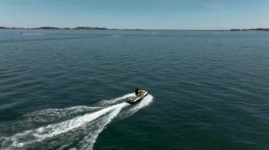 4K. Genç bayan jetski ile koşuyor.