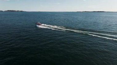 Folsom Gölü üzerinden hızla geçen 4K Boat, CA