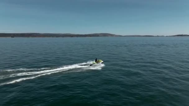 4K La joven corre rápido en jetski — Vídeos de Stock