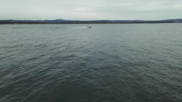 4K Barco con personas unidad rápida sobre Folsom Lake, CA — Vídeos de Stock