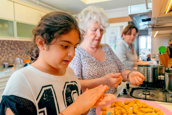 Generationer Matlagning Turkiets Mormor Lär Sitt Barnbarn Traditionell Mellanösterländsk Mat — Stockfoto