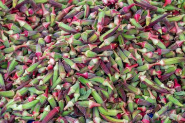 Düz bamya sebze yüzeyinin üst manzarası. Büyük kopya alanı olan doğal gıda arka planı