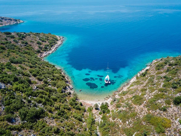 Voilier Ancré Dans Une Magnifique Baie Mer Couleur Turquoise — Photo