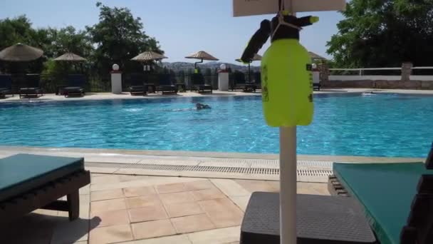 Spray Désinfectant Suspendu Bord Piscine Pour Désinfection Des Chaises Longues — Video