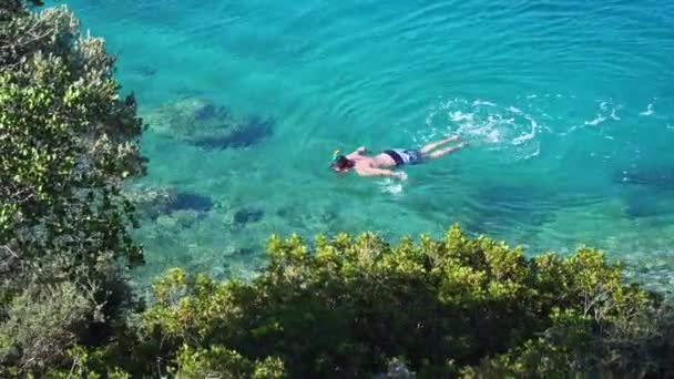 来自爱琴海的美丽景色 巨大的复制空间 绿色和蓝色的交汇点 男子游泳和潜水绿松石水 — 图库视频影像