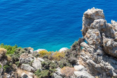 Ege kıyısından güzel bir manzara. Büyük kopya alanı. Buluşma noktası yeşil ve mavi.
