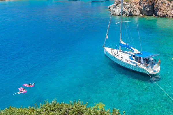 Velero Anclado Hermoso Agua Azul Gente Flotando Las Tumbonas Rosas — Foto de Stock