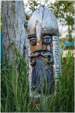 Bir kütükten çocuklar için ölüm, kahramanın başı.