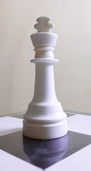Satranç tahtasında beyaz satranç kralı
