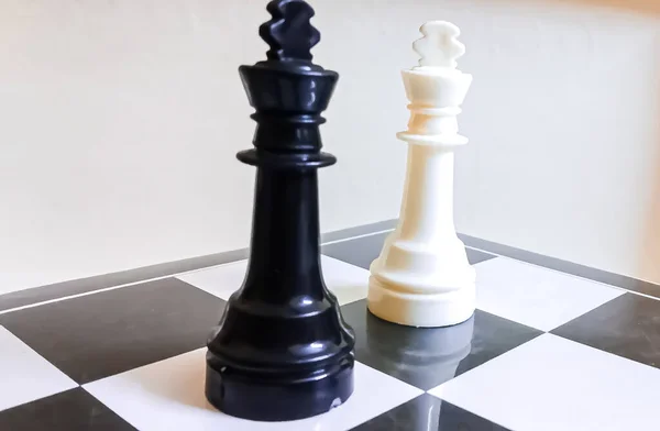 Satranç tahtasındaki krala iki bilet.