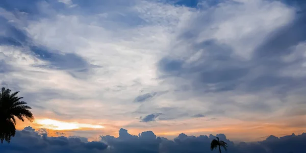 青い空と美しい夕日 — ストック写真