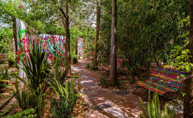 Marakeş yakınlarındaki güzel ve yaratıcı Anima Bahçesi 'nde ayna ve boyalı tuvallerle çevrili yol Fas evrensel sanatçısı Andre Heller' ın bitki örtüsü ve sanat arasında eşsiz bir etkileşim var..