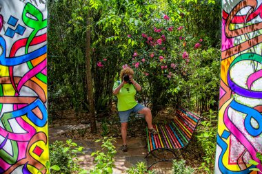 Fas evrensel sanatçısı Andre Heller 'ın flora ve sanat arasında eşsiz bir etkileşimi olan, Marakeş yakınlarındaki, güzel ve yaratıcı Anima Bahçesi' nde boyalı bir tabela ile ayna yolunda fotoğrafçının kendi portresi..