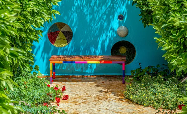 Miejsce Spoczynku Malowaną Ławką Pięknym Pomysłowym Publicznym Anima Garden Pobliżu — Zdjęcie stockowe