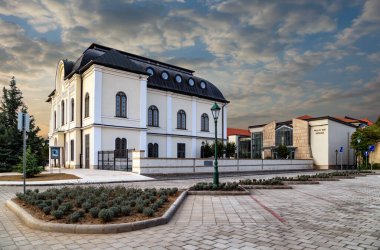 Tokaj Macaristan 'daki sinagog ve tiyatro. Tokaj Şarap Bölgesi Tarihi ve Kültürel Peyzaj UNESCO Dünya Mirası Alanıdır.