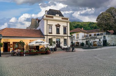 Tokaj, Macaristan 'ın merkezidir. Tokaj Şarap Bölgesi Tarihi ve Kültürel Peyzaj UNESCO' nun Dünya Mirası Alanıdır..